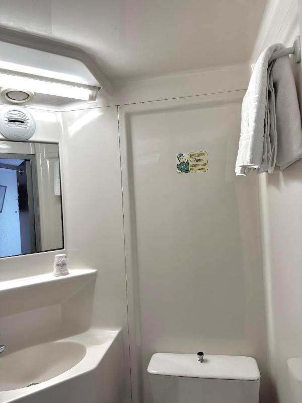 Twin Room image 4
