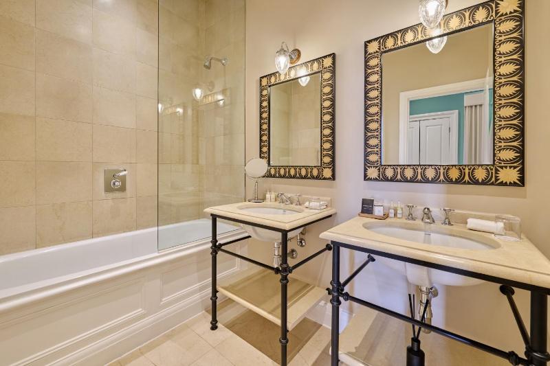 Roseate Suite image 3