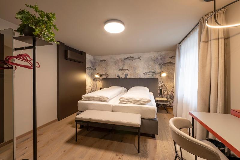 Deluxe Double or Twin Room image 2