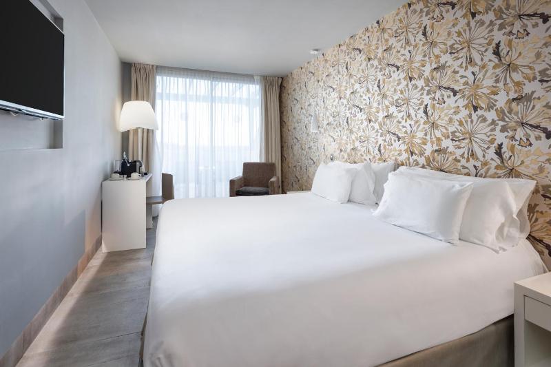 Deluxe Double or Twin Room image 3