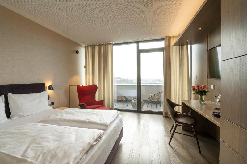 Queen Room with Balcony image 4