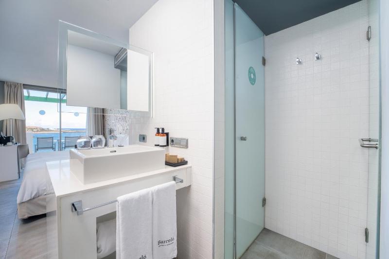 Deluxe Double Room with Balcony and Sea View image 4