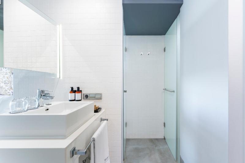 Deluxe Double or Twin Room with Spa Bath image 4