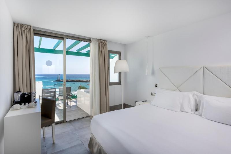 Deluxe Double or Twin Room with Sea View and Spa Bath image 3