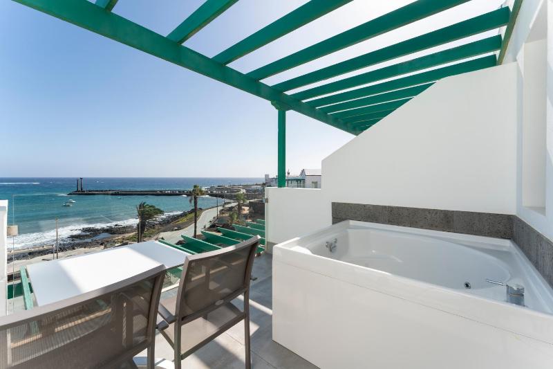 Deluxe Double or Twin Room with Sea View and Spa Bath image 1