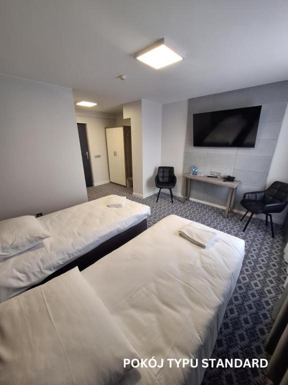 Standard Twin Room image 4