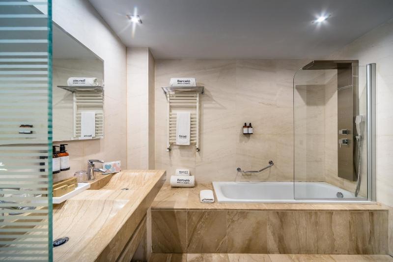 Double or Twin Room with City View image 2