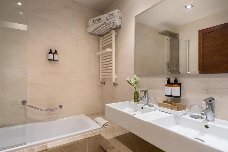 Superior Triple Room (2 Adults + 1 Child) image 4