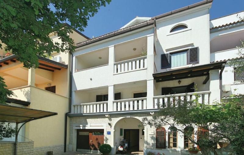 One-Bedroom Apartment image 3