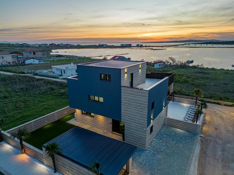 CROWONDER Villa Travera 1 with Heated Swimming Pool - CROWONDER LUXURY RENT - image 2