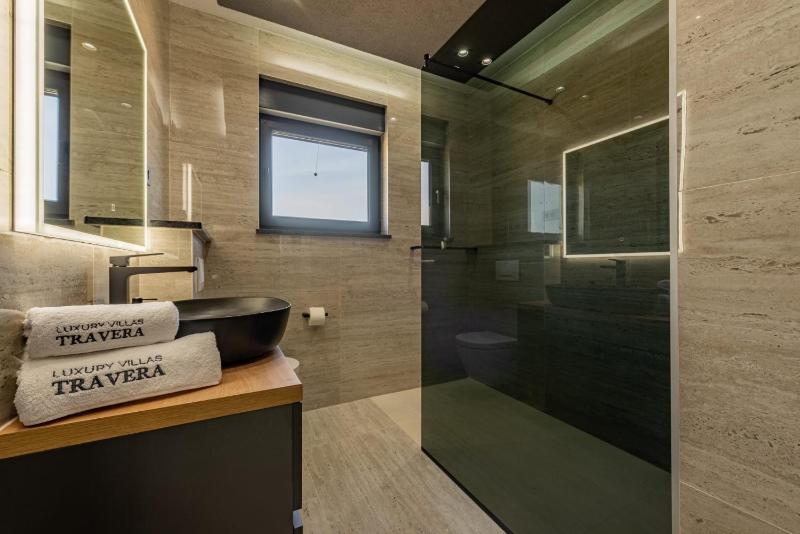 CROWONDER Villa Travera 1 with Heated Swimming Pool - CROWONDER LUXURY RENT - image 21