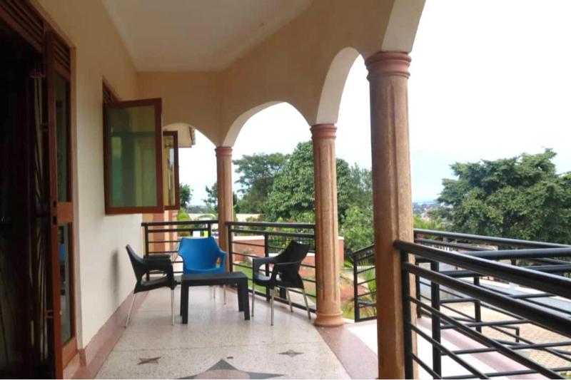 Kampala 5-Beds Sleeps 8 with Garden & Parking - image 5