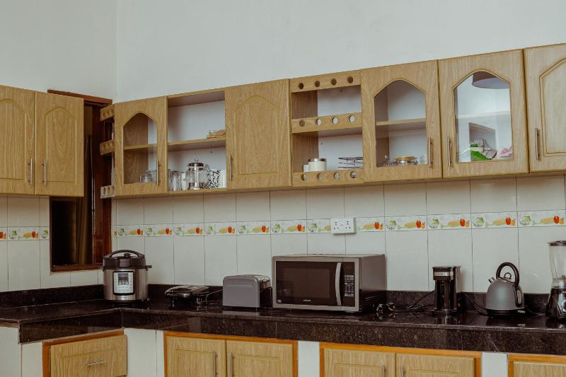 Kampala 5-Beds Sleeps 8 with Garden & Parking - image 8
