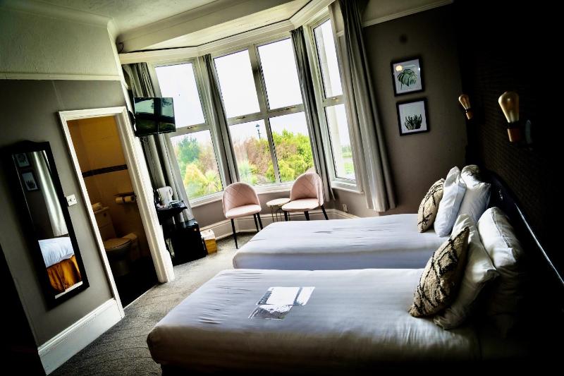 Twin Room image 1