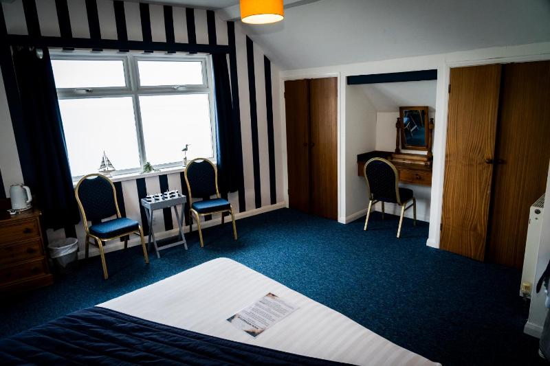 Triple Room with Bath image 1