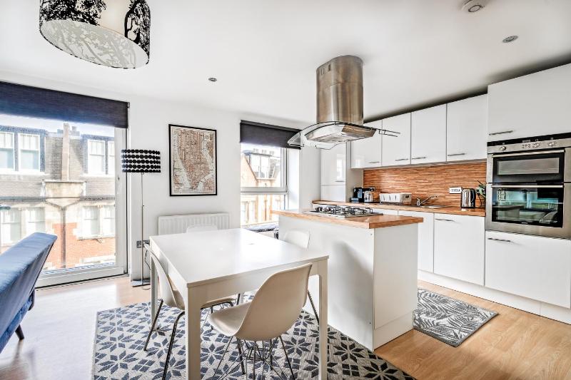 Two-Bedroom Apartment with Balcony - 87 Dunlop Street, G1 4EU image 4