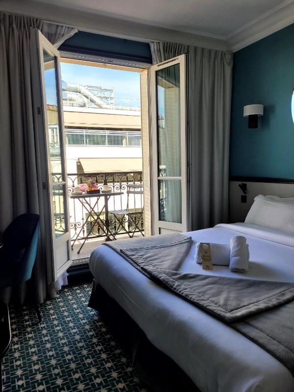 Double Room with Balcony image 1