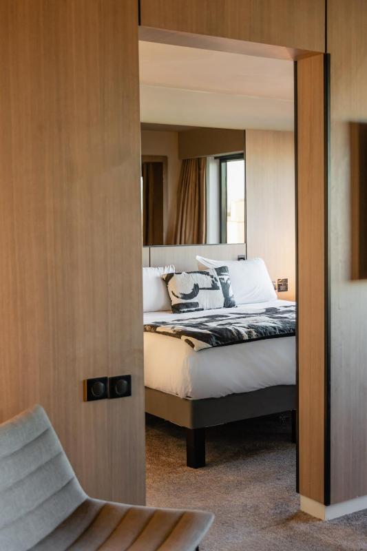 Junior King Suite with Lounge image 1