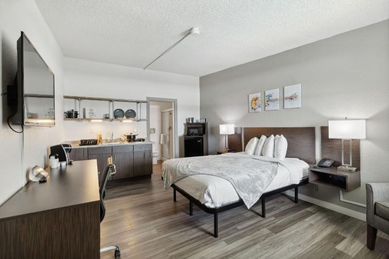 Standard Queen Room image 3