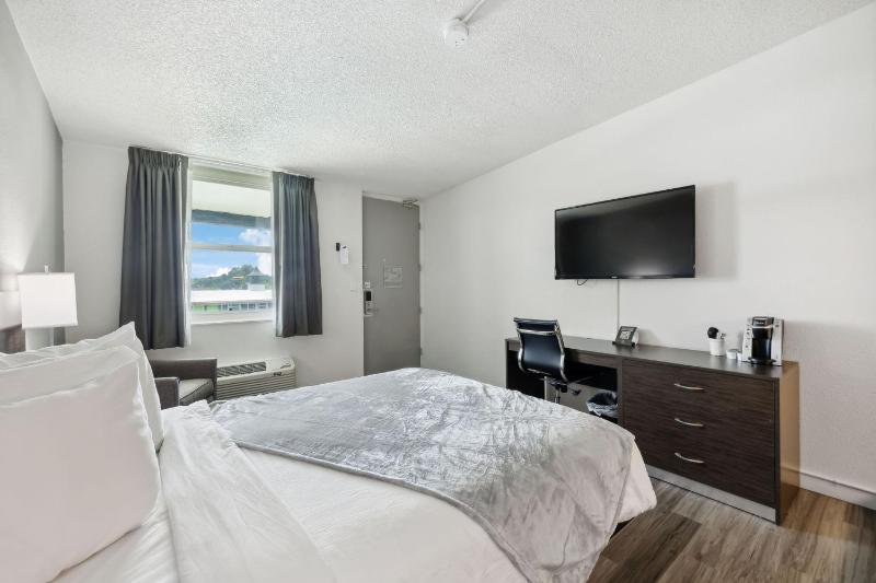 Standard Queen Room image 4