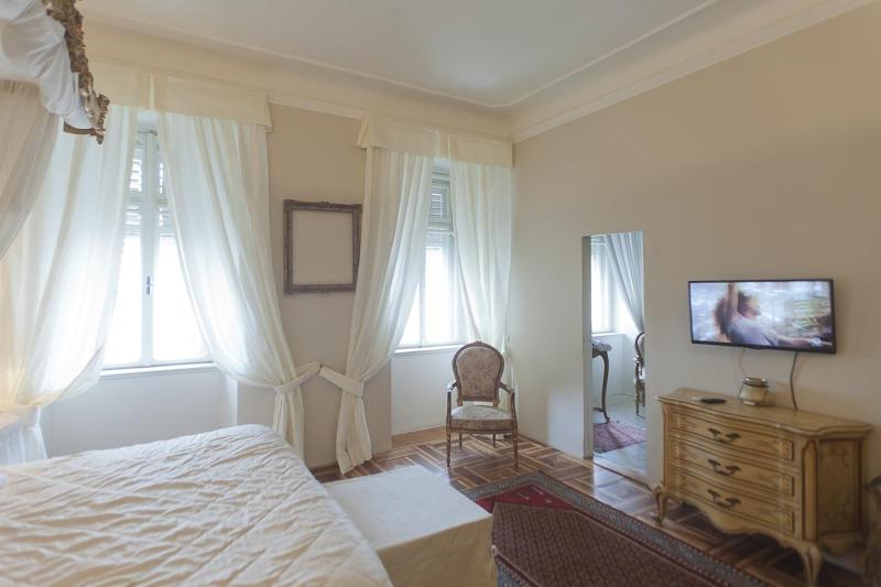Deluxe Double Room with Sea View image 4
