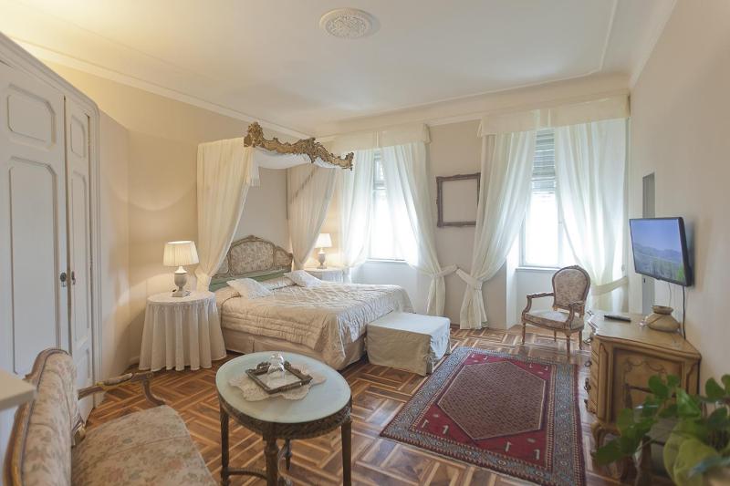 Deluxe Double Room with Sea View image 3