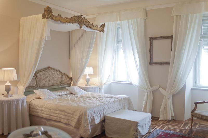 Deluxe Double Room with Sea View image 2