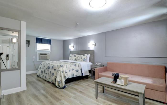 Deluxe King Room image 2