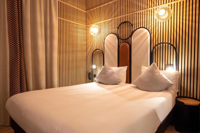 Queen Room - Disability Access image 3