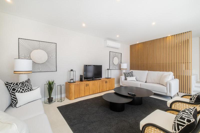 Villa Veiga - Luxury modern design with large beautiful garden - image 3