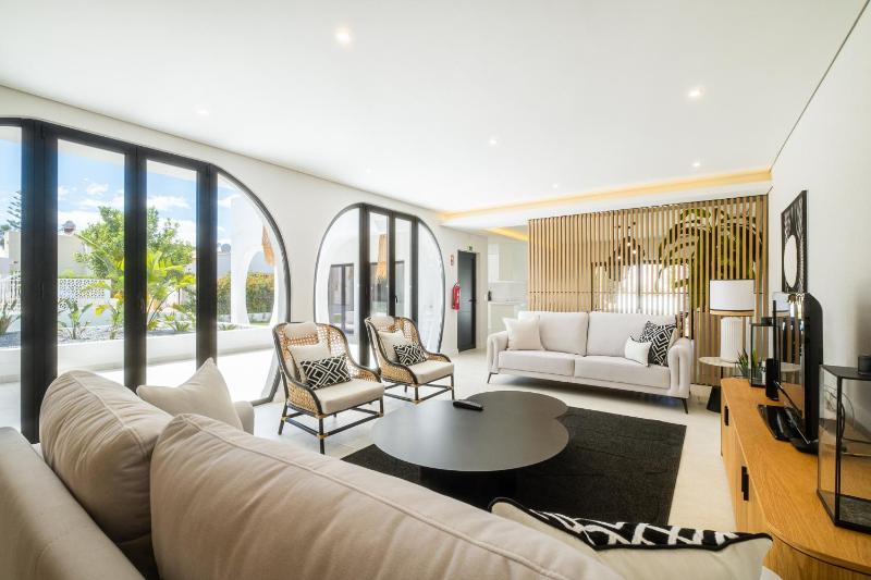 Villa Veiga - Luxury modern design with large beautiful garden - image 28