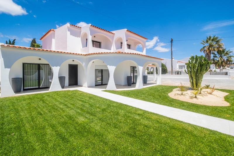 Villa Veiga - Luxury modern design with large beautiful garden - image 29