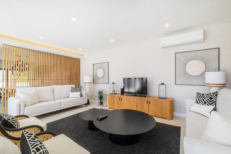 Villa Veiga - Luxury modern design with large beautiful garden - image 17