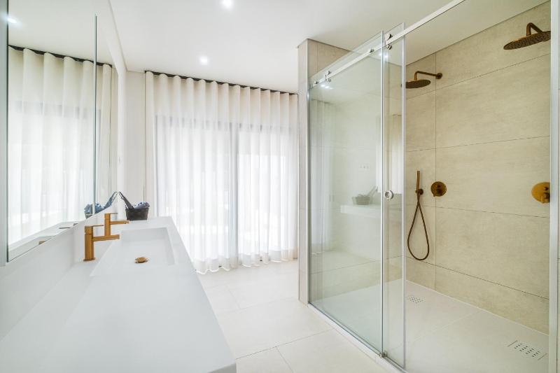 Villa Veiga - Luxury modern design with large beautiful garden - image 31
