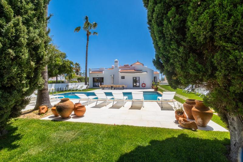 Villa Veiga - Luxury modern design with large beautiful garden - image 40