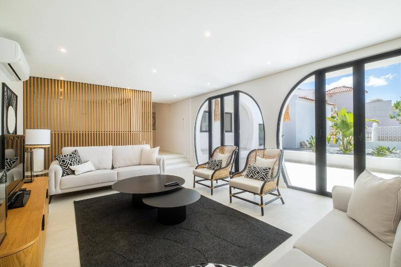 Villa Veiga - Luxury modern design with large beautiful garden - image 21