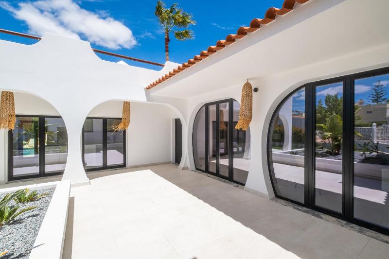 Villa Veiga - Luxury modern design with large beautiful garden - image 4