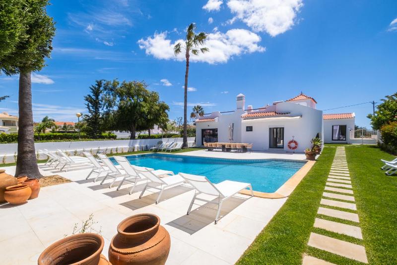 Villa Veiga - Luxury modern design with large beautiful garden - image 35