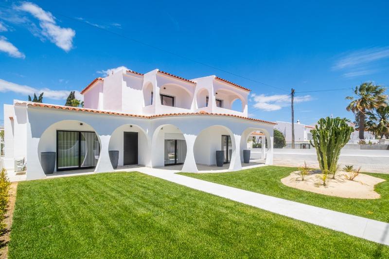 Villa Veiga - Luxury modern design with large beautiful garden - image 15
