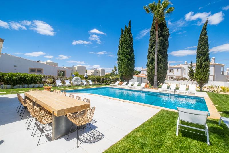 Villa Veiga - Luxury modern design with large beautiful garden - image 33