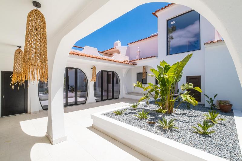 Villa Veiga - Luxury modern design with large beautiful garden - image 11