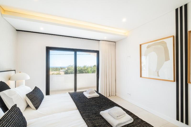 Villa Veiga - Luxury modern design with large beautiful garden - image 6