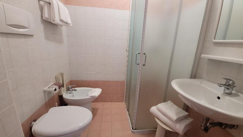 Double or Twin Room image 2