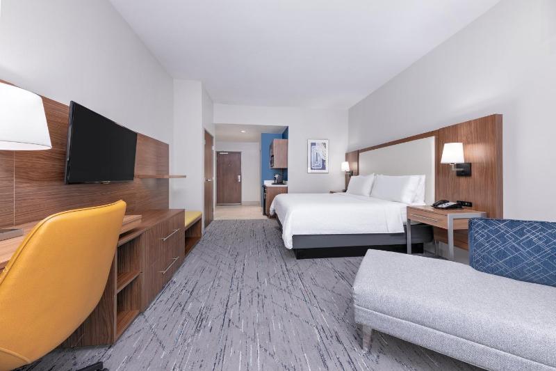 Standard King Room image 4
