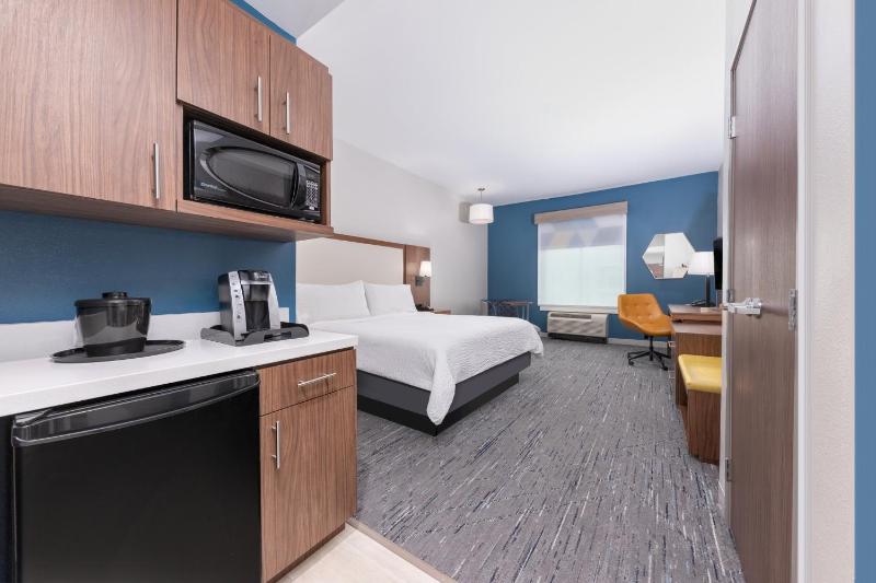Standard King Room image 3