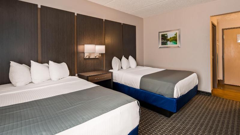 Queen Room with Two Queen Beds - Non-Smoking image 3
