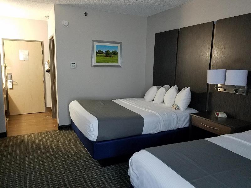 Queen Room with Two Queen Beds - Ground Floor image 4