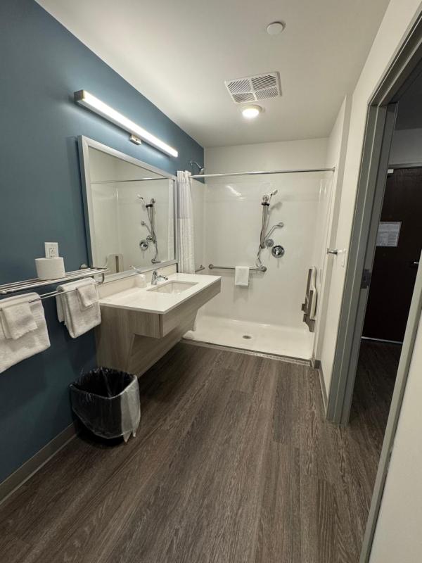 QUEEN SUITE W DISHWASHER (DISHES/COOKWARE INCLUDED) ACCESSIBLE ROLL IN SHOWER image 2