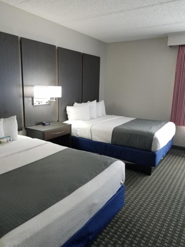 Queen Room with Two Queen Beds - Non-Smoking image 4