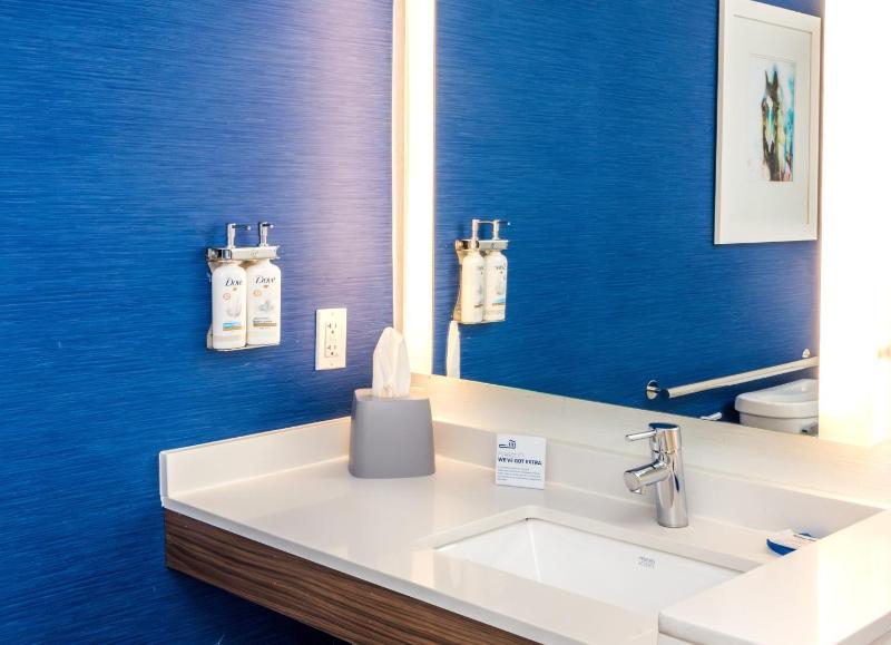 Queen Room with Accessible Roll In Shower - Non-Smoking image 4